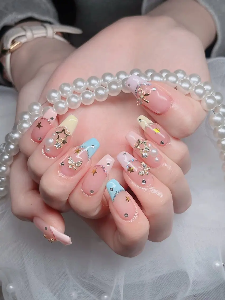 ネイル オーロラネイル フレンチネイル ジェルネイル ハロウィン キラキラネイル H.baby Nail Salonのネイルデザイン