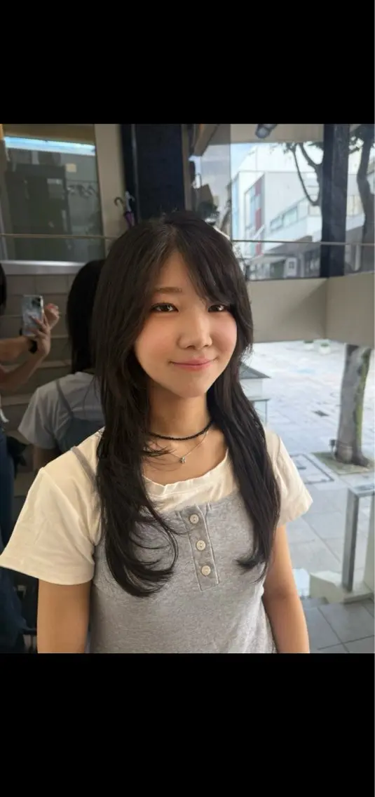 セミロング カット ヘアカラー 八村 一花のヘアスタイル