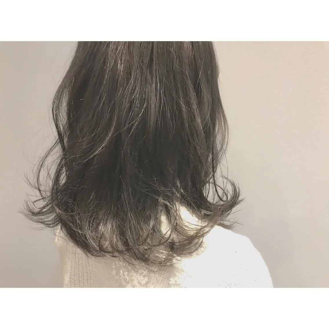 ミディアム カラー 切りっぱなしボブ アッシュ グレージュ ハイライトカラー ボブ なかにし まゆみのヘアスタイル