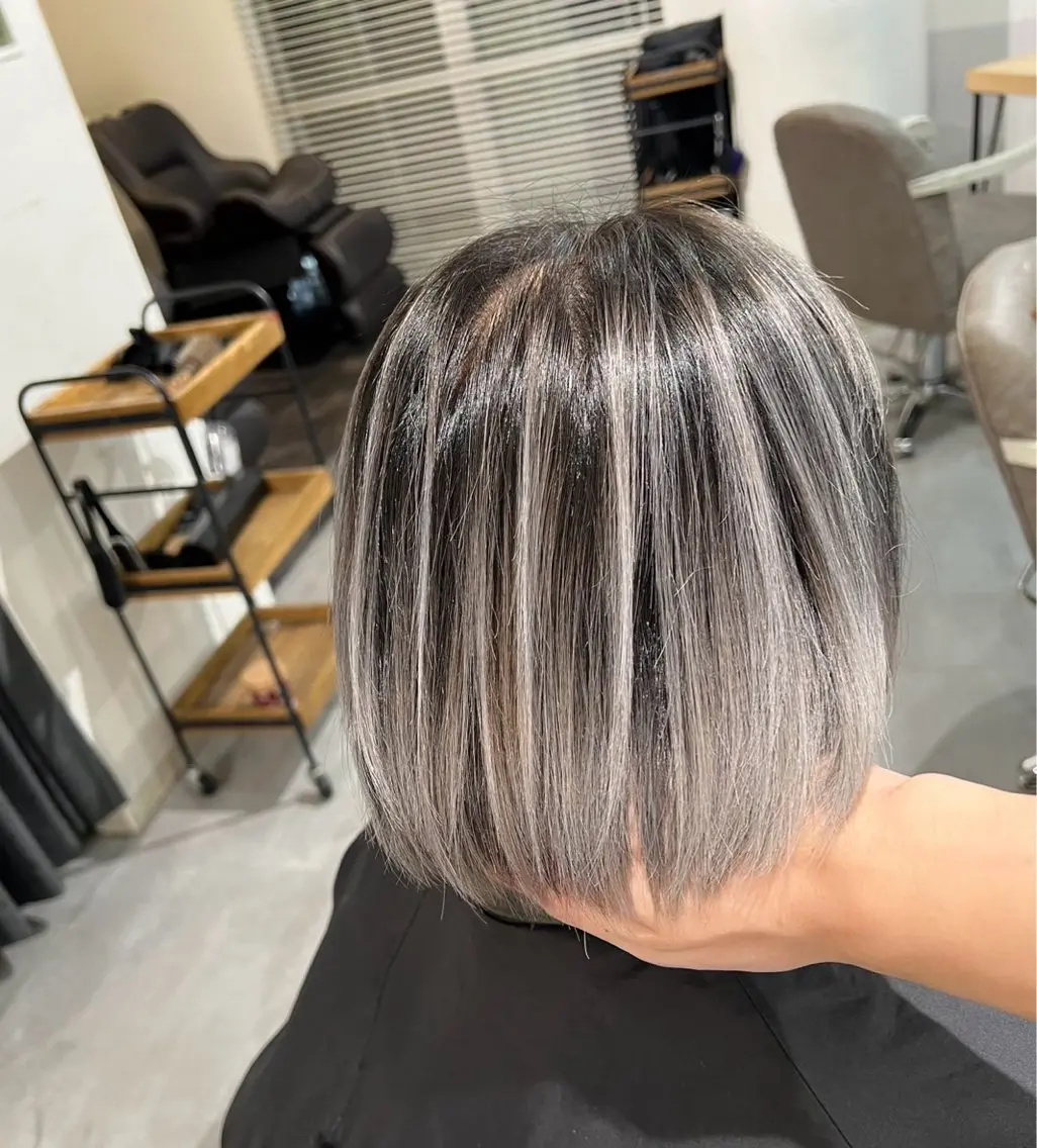 ショート カラー バレイヤージュ シルバー ホワイトシルバー レイヤーカット 指名数No.1 /NAOYAのヘアスタイル