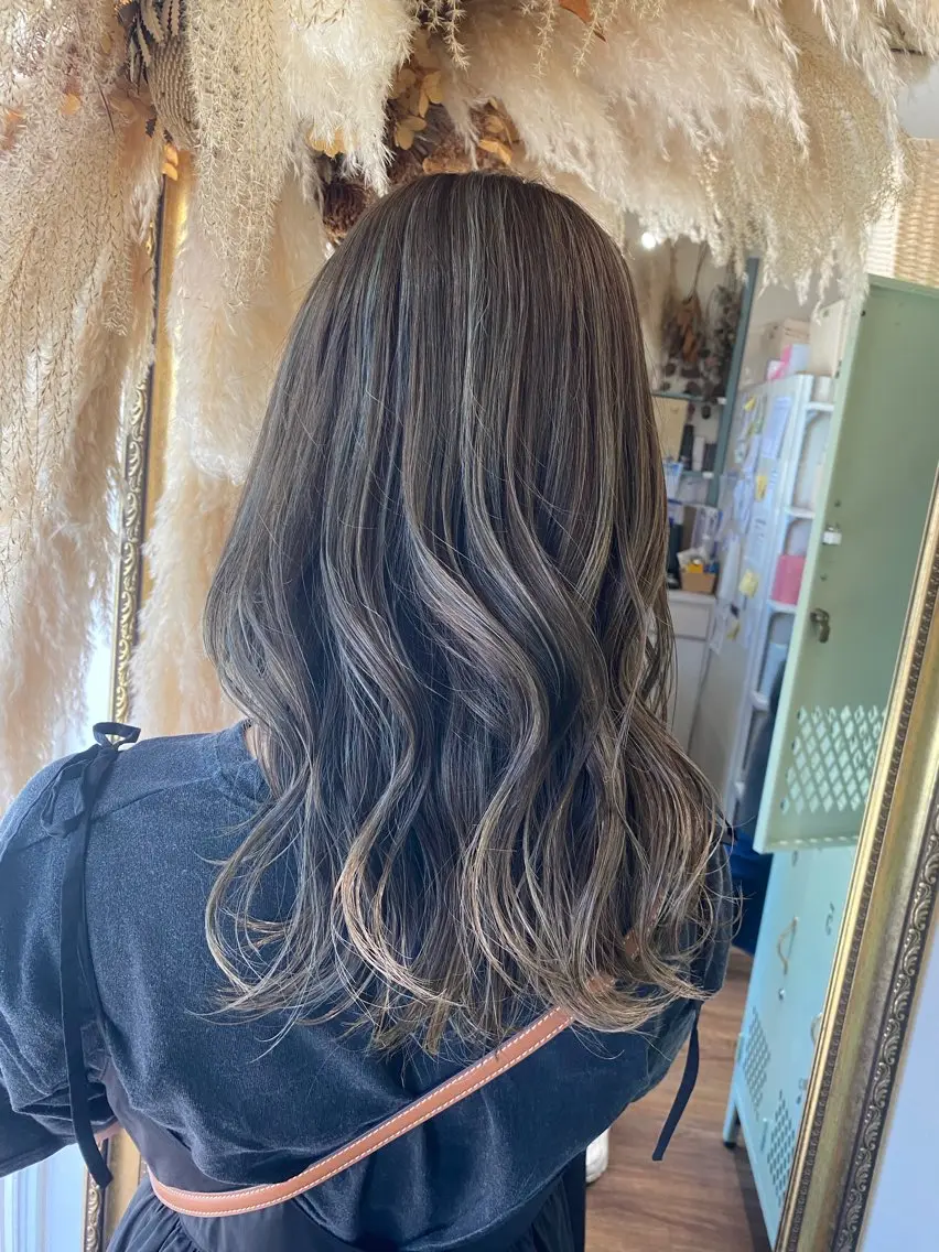 セミロング カラー バレイヤージュ ベージュカラー デザインカラー グラデーションカラー グレージュ カット ヘアカラー トリートメント 透明感カラー/韓国 ヘア🩶yuri🩵のヘアスタイル