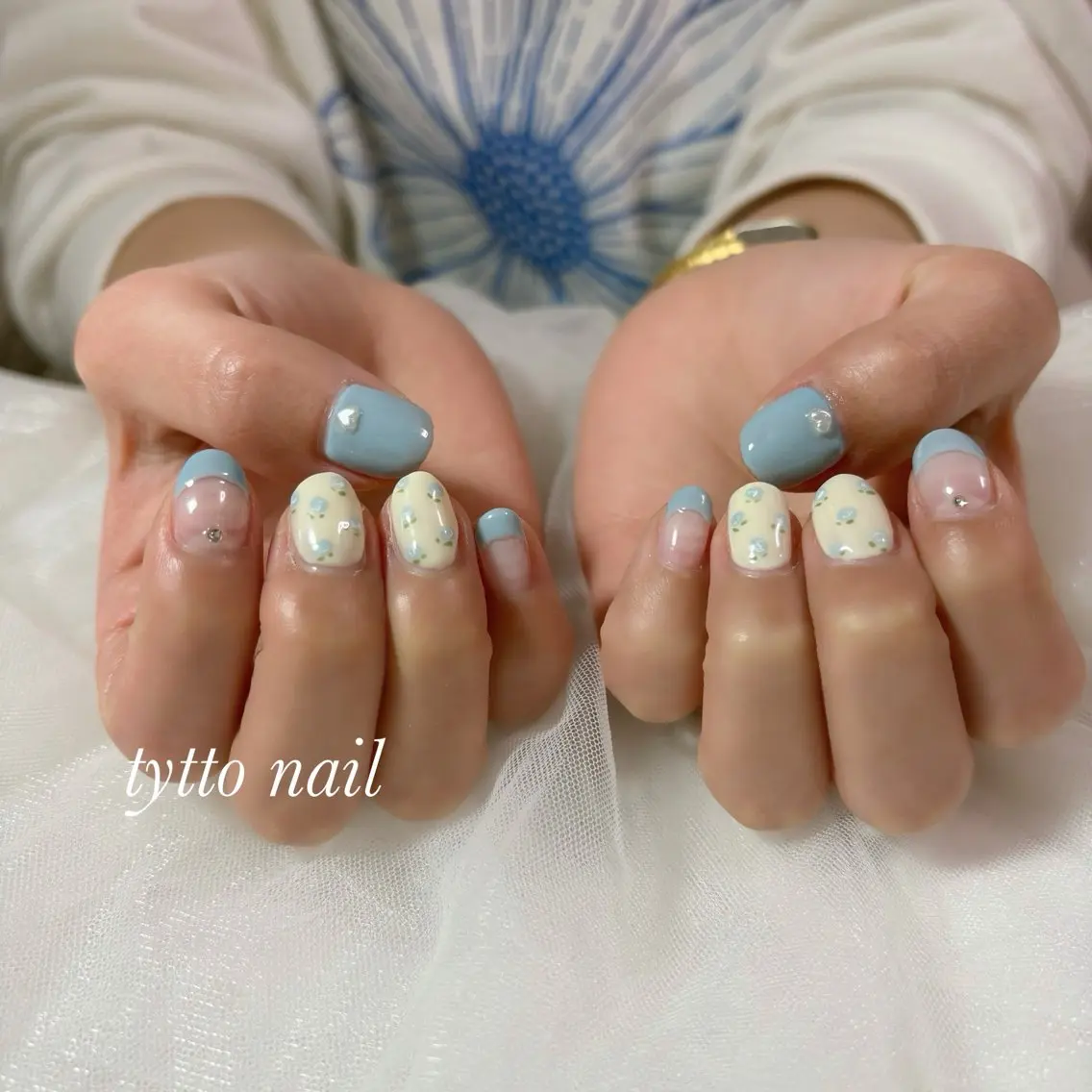 ネイル フラワーネイル ハート 水色 オフィスネイル ワンカラーネイル ハンドネイル tytto nail ❤︎‪‪eri‪‪のネイルデザイン