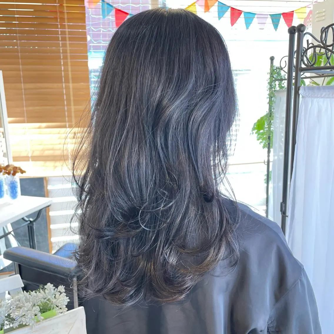 セミロング カラー カット インナーカラー 推し ブリーチ 髪質改善のヘアスタイル