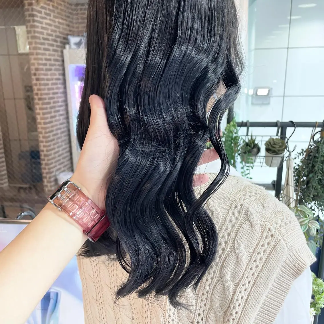 ロング カラー 黒髪 ブルーカラー ブルーブラック aya/小顔レイヤー /柔らかカラーのヘアスタイル