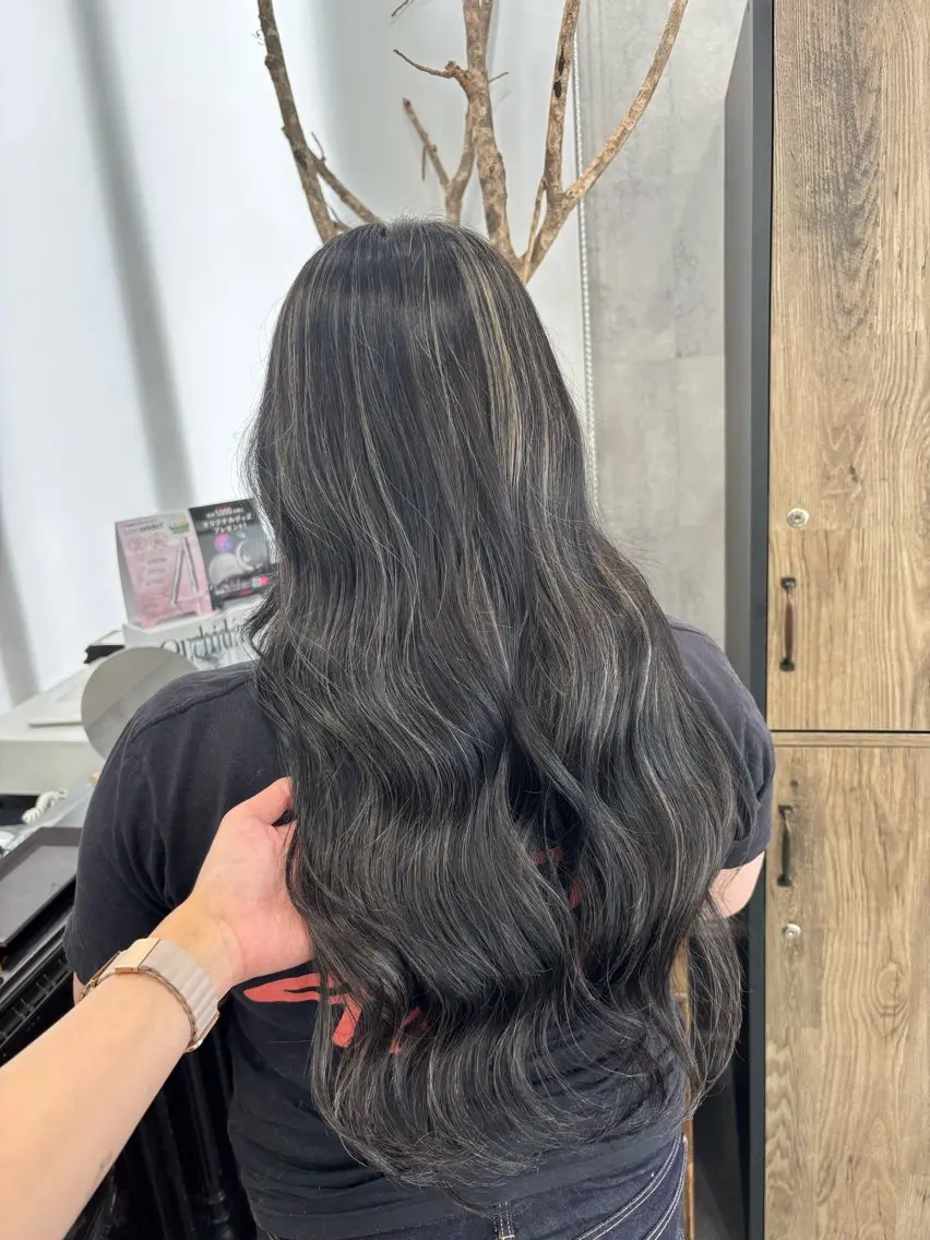 ロング ハイライト カット ヘアカラー 市毛 結菜のヘアスタイル