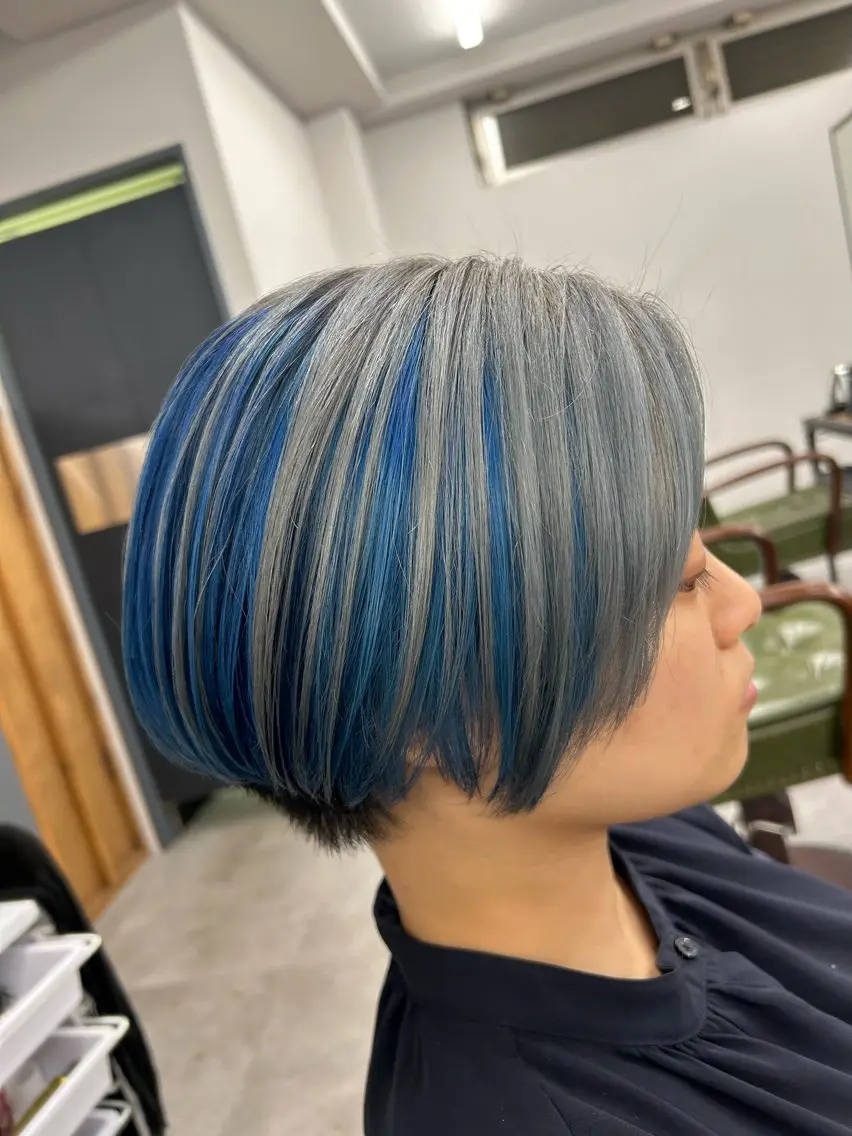 ショート カラー ブルーカラー シルバー ホワイトシルバー カット ヘアカラー トリートメント SHAFT Ieiriのヘアスタイル