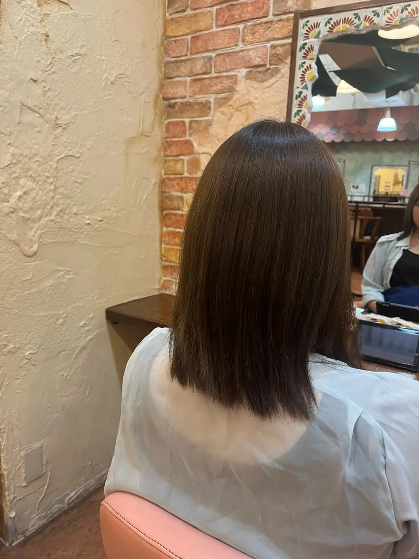 セミロング カラー アッシュ ベージュカラー 吉村 初菜のヘアスタイル