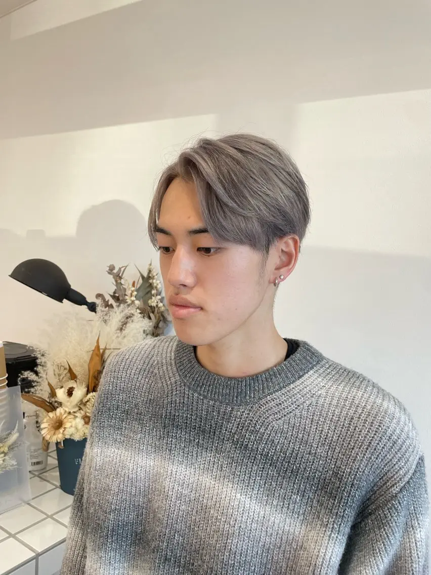 ショート カラー ブリーチ シルバー 岡田 駿也のヘアスタイル
