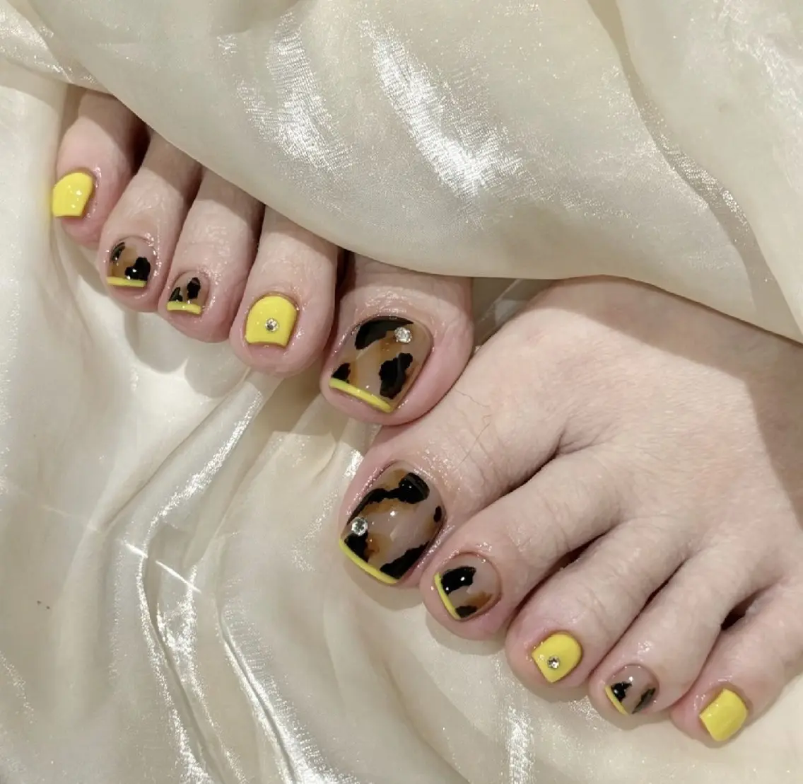 ネイル チークネイル フレンチネイル ジェルネイル ガーリー キラキラネイル フットネイル UM Nail Salonのネイルデザイン