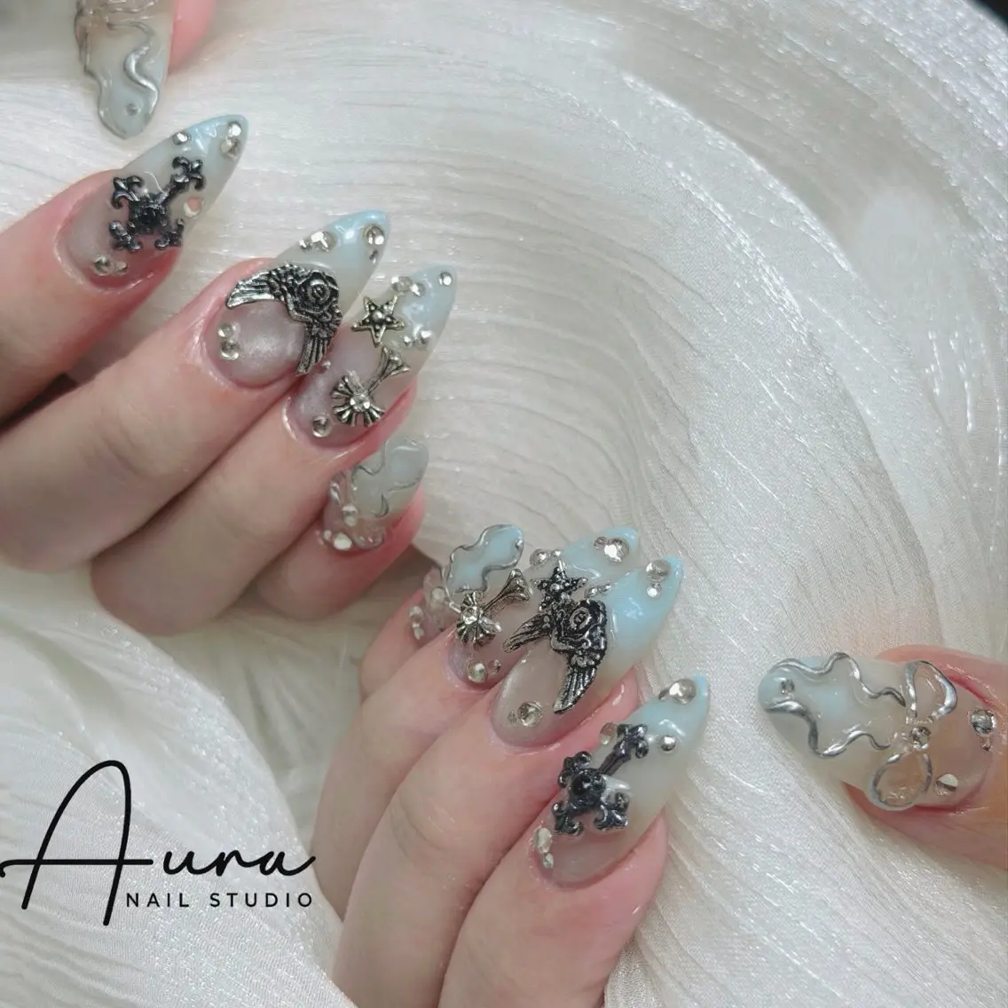ネイル ブルー グラデーション 韓国ネイル シルバー ワンホンネイル ハンドネイル Aura Nail Studioのネイルデザイン