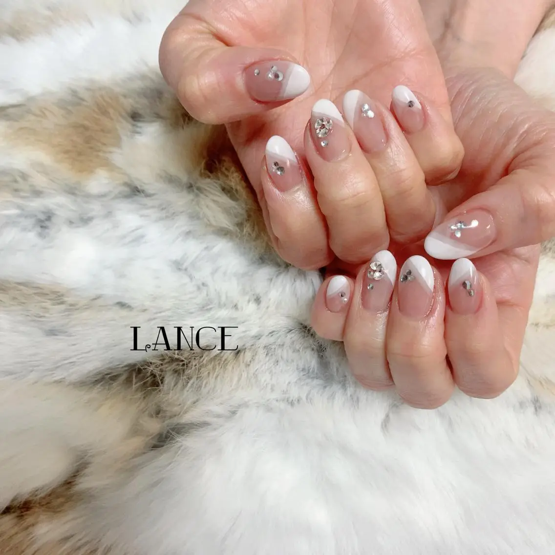 ミディアム ネイル オーロラネイル フレンチネイル キラキラネイル ワンホンネイル 冬ネイル ハンドネイル Lance nailのネイルデザイン