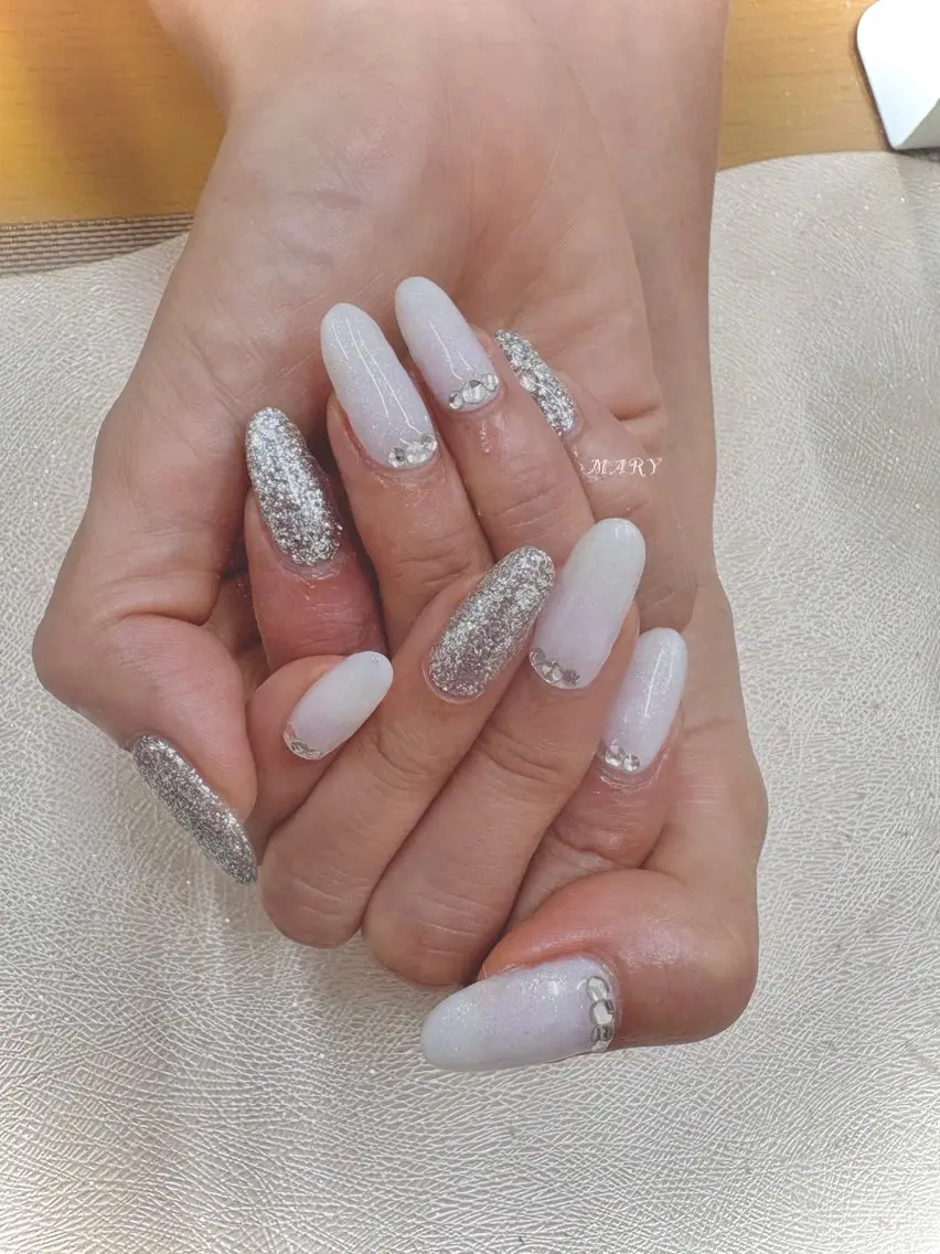 ネイル キラキラネイル ニュアンスネイル ワンカラーネイル シルバー ホワイト ハンドネイル Mary nail .narumiのネイルデザイン