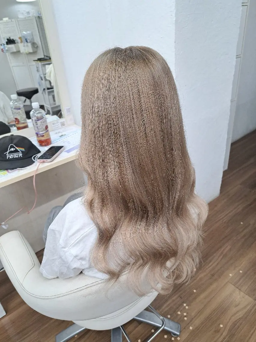 カラー ロング ブリーチ グレージュ ハイトーンカラー ミルクティーグレージュ ヘアカラー トリートメント エクステ GLOSS心斎橋🌹 はるなのヘアスタイル