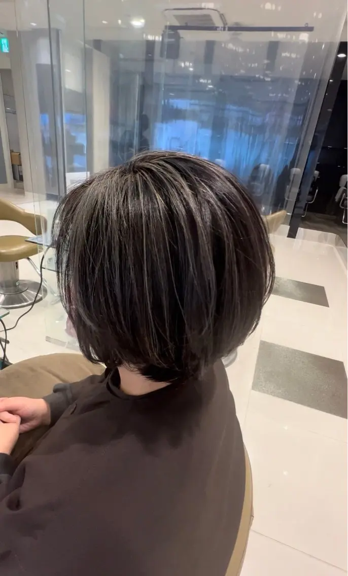 《透明感UPの脱白髪染め》デザインカット＋白髪ぼかしハイライトカラーの写真