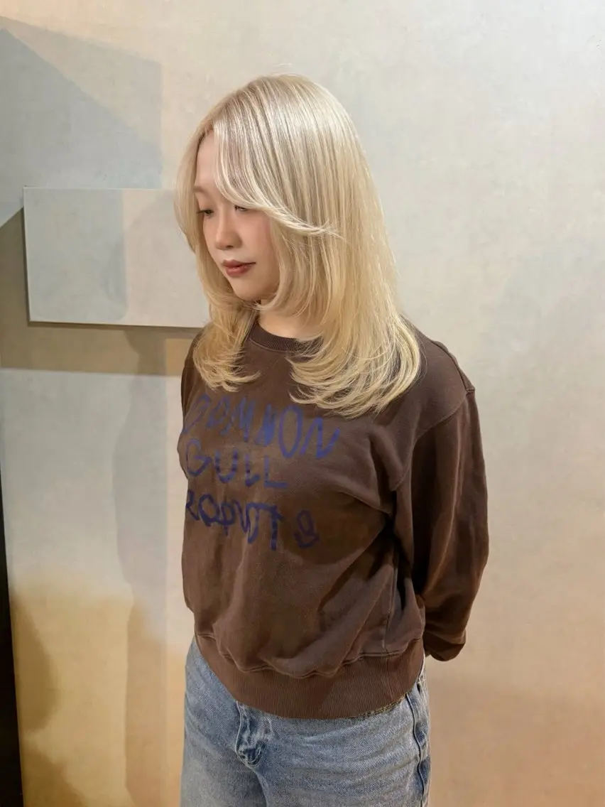 ミディアム カラー ブリーチ ブロンド レイヤーカット カット ヘアカラー トリートメント 幣 あや乃 /レイヤーカットのヘアスタイル