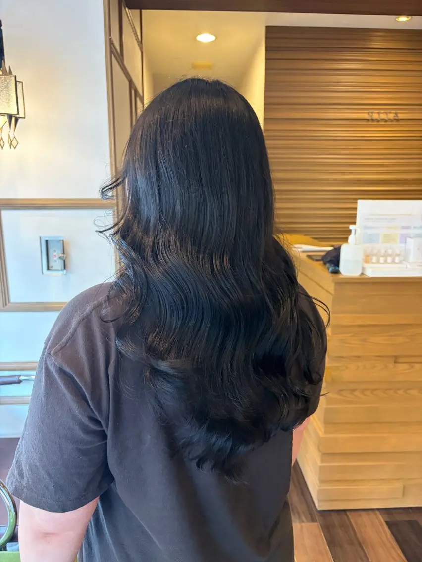 ロング カラー 黒髪 ブルーカラー ブルーブラック ヘアカラー みうら しずく🪐のヘアスタイル