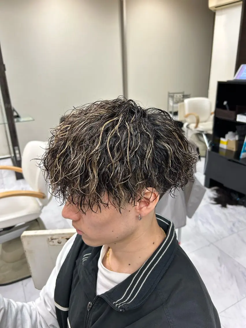 ショート カラー パーマ メンズ メンズハイライト メンズパーマ ツイストスパイラルパーマ ハイライトカラー ハイライト カット パーマ トリートメント メンズパーマ 💈後閑和真💈のヘアスタイル