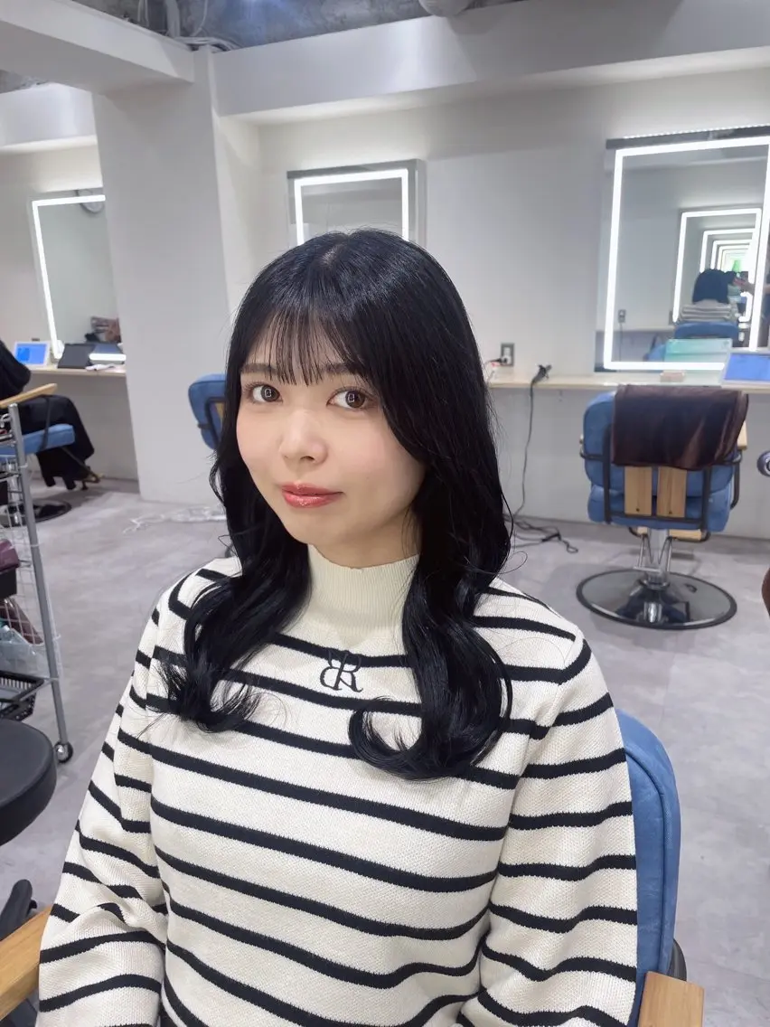 ロング カラー 黒髪 ブルーカラー ブルーブラック 安東留那 /レイヤーカットのヘアスタイル