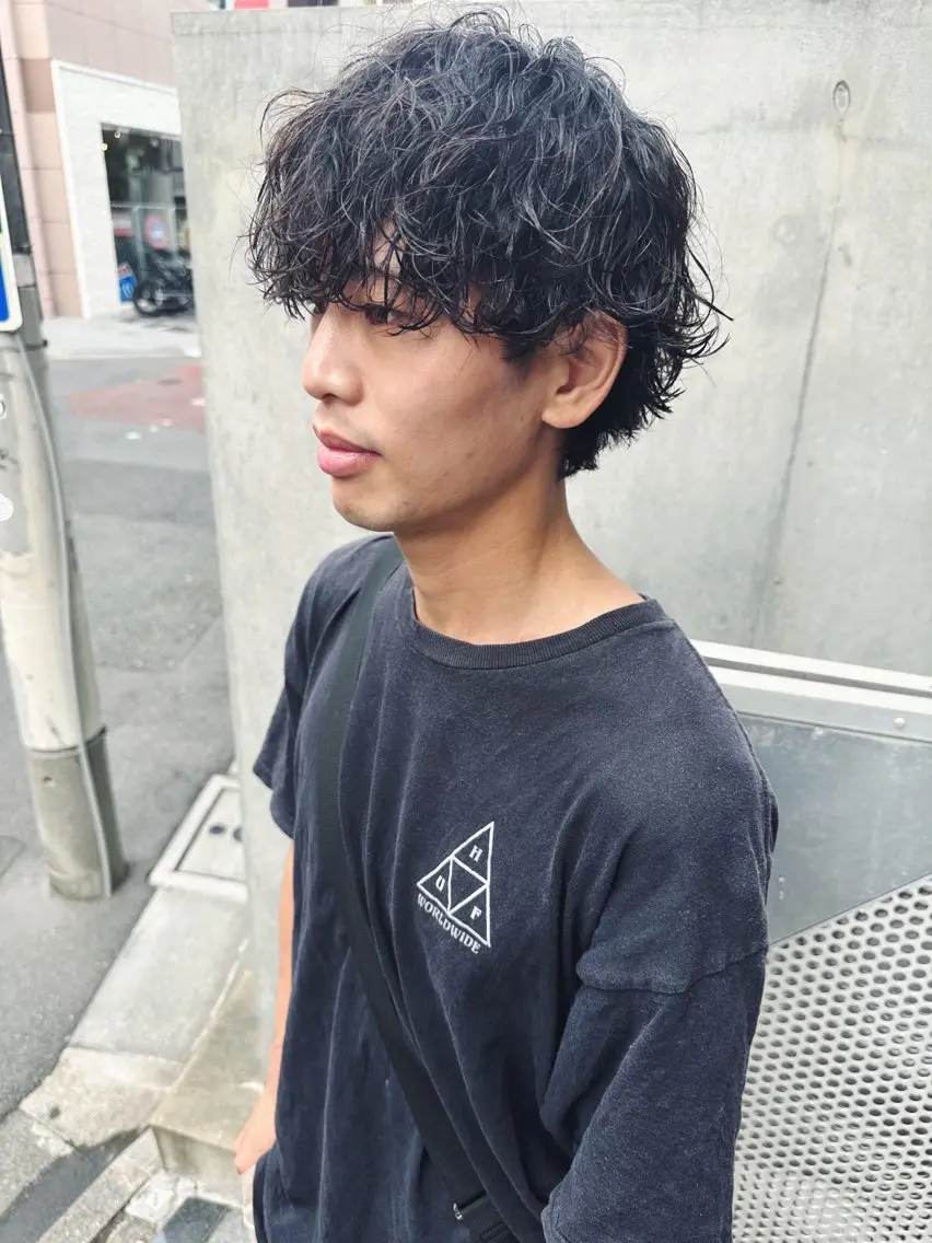 ミディアム パーマ メンズ ミディアムパーマ メンズパーマ 波巻きパーマ 原宿↔︎浦和 美容師 折笠 亮のヘアスタイル