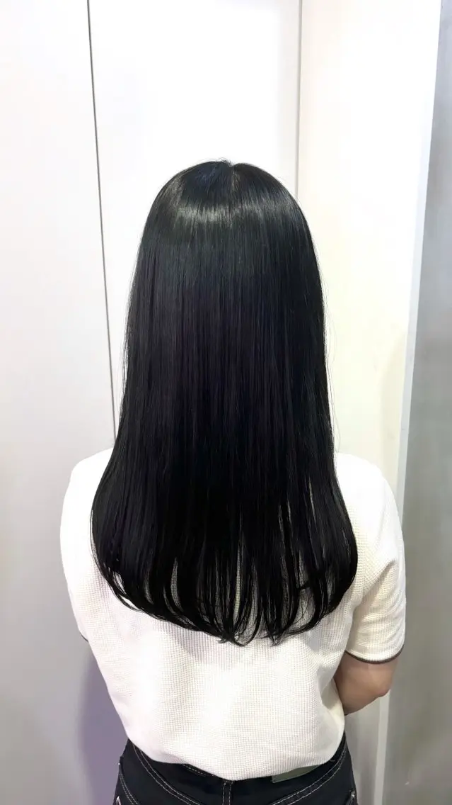 ロング カラー 黒髪 ブルーカラー ブルーブラック 透明感カラー ヘアカラー トリートメント 𝒀𝑼𝑴𝑨 透明感･艶カラーのヘアスタイル