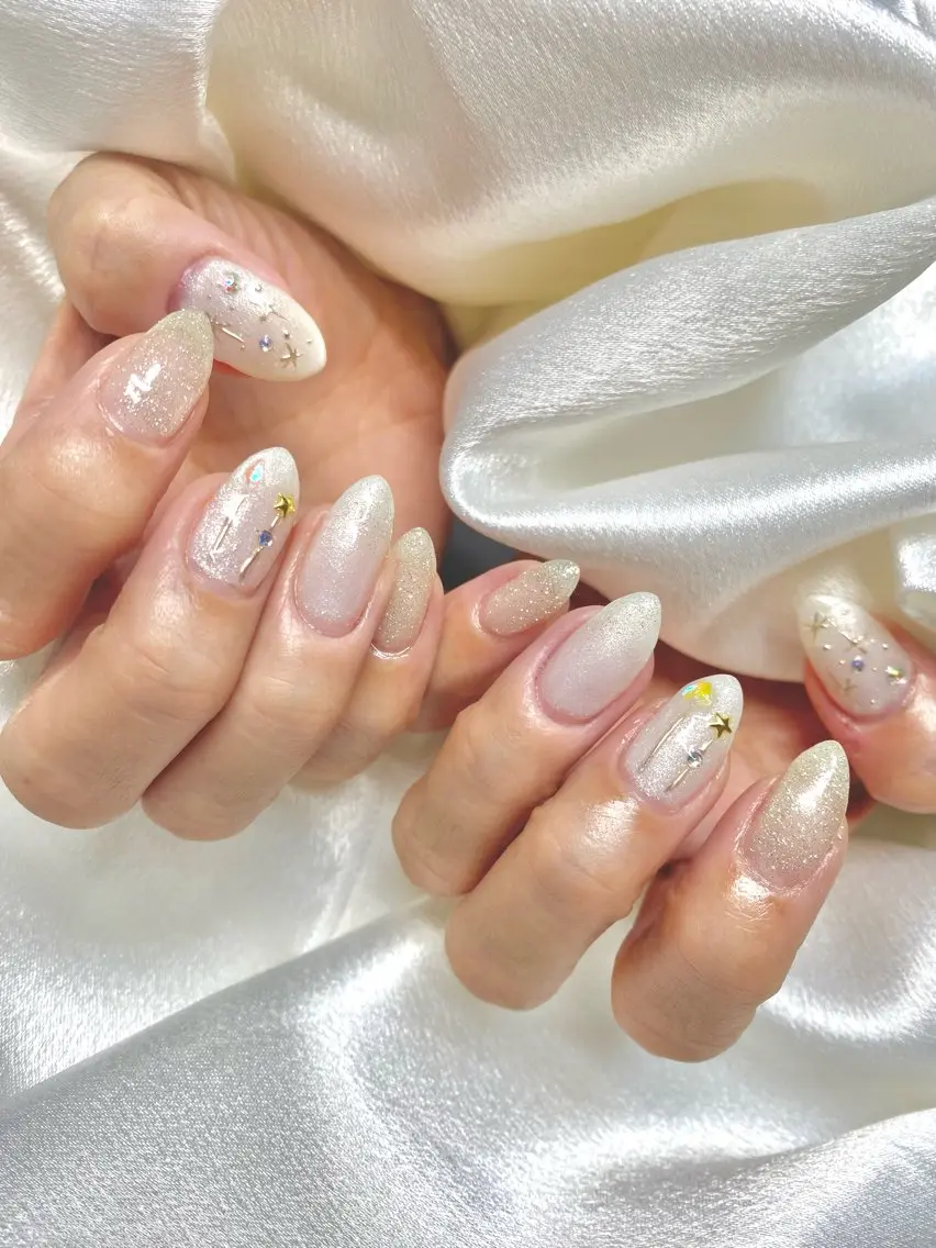ネイル キラキラネイル ホワイト 冬ネイル クリスマス ハンドネイル Nail salon BeBeのネイルデザイン