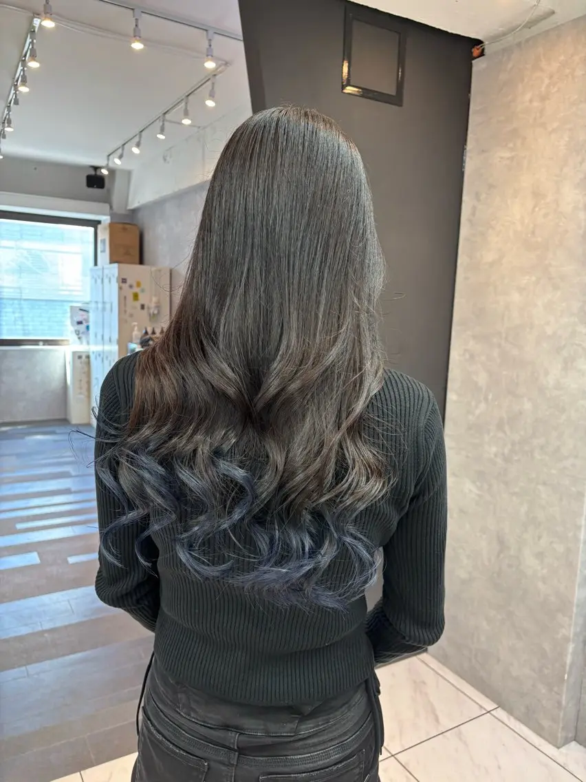 ロング カラー アッシュ ブリーチ グラデーションカラー ネイビーカラー ヘアカラー トリートメント _WHITE 天神店 YUMEKA🐻のヘアスタイル