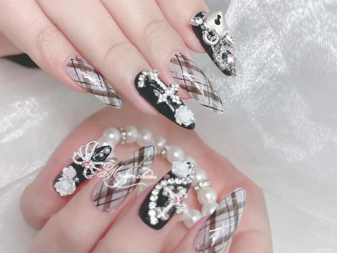 ネイル 長さ出し キラキラネイル 韓国ネイル ロングネイル マグネットネイル ハンドネイル ハンドケア Akira✨ nailのネイルデザイン