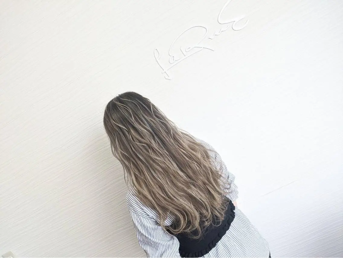 ロング カラー ブリーチ ヘアカラー トリートメント LaRmE Ayumi.のヘアスタイル