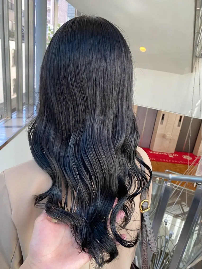 ロング カラー 廣瀬 奈緒のヘアスタイル