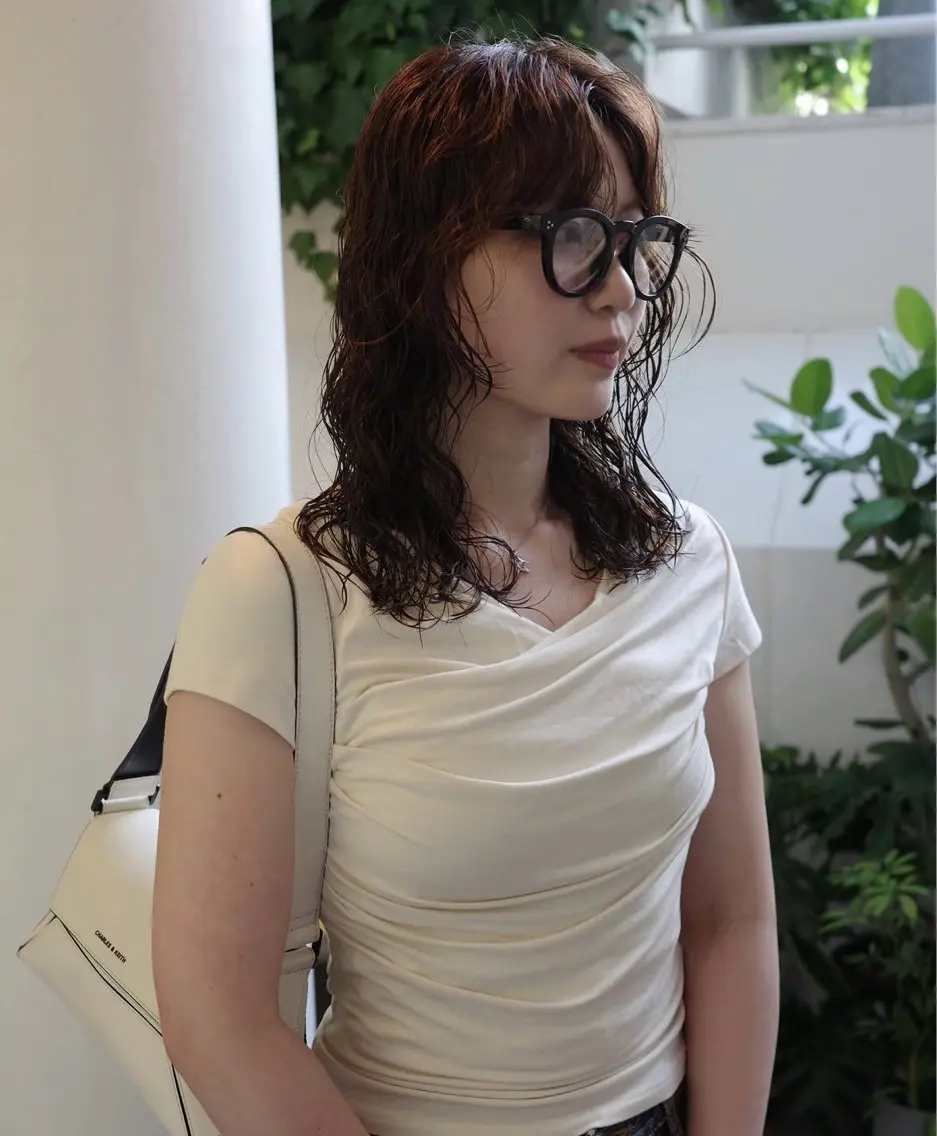 ミディアム パーマ，透明感カラー ／emiのヘアスタイル