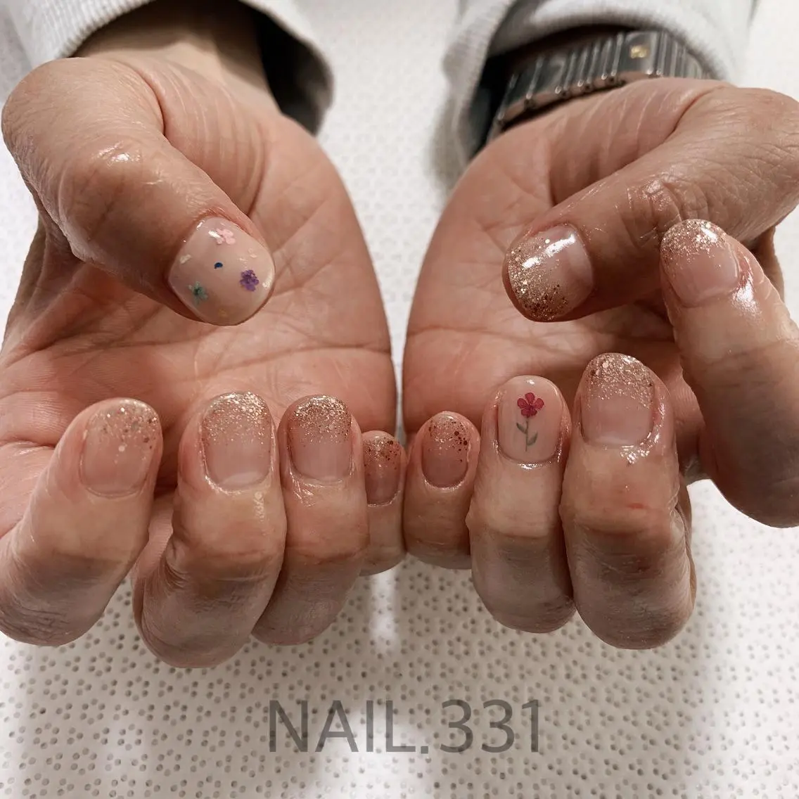 ネイル オーロラネイル フラッシュネイル フラワーネイル 氷ネイル・うるうるネイル ラメ(グリッター) ハンドネイル Nail 331のネイルデザイン