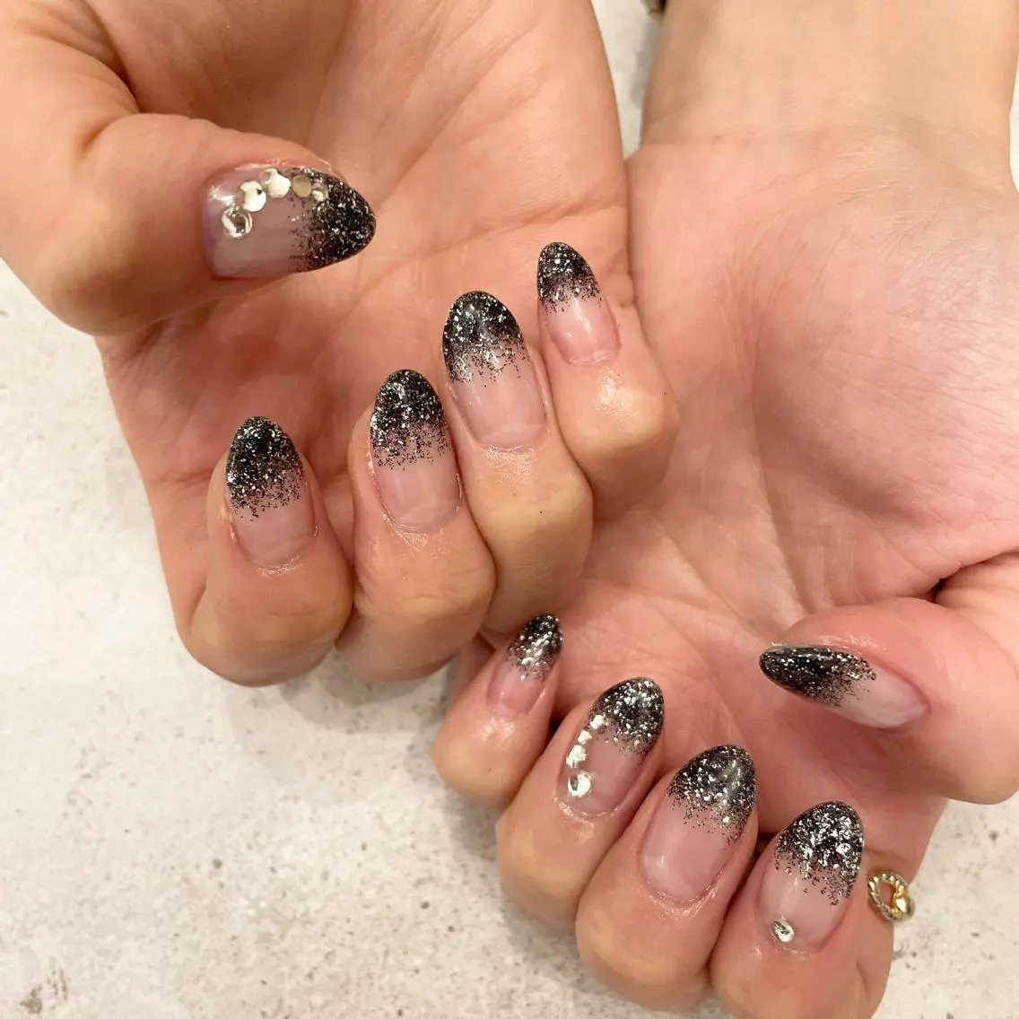 ネイル グラデーション ラメ(グリッター) ラメグラデーション ストーンネイル ハンドネイル Sea  nail by emaのネイルデザイン