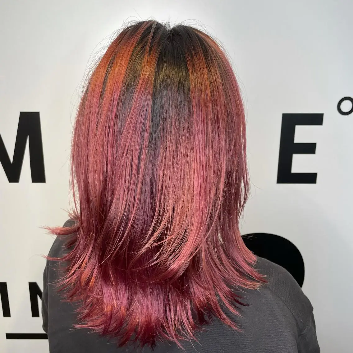 ミディアム カラー バレイヤージュ レッドカラー レイヤーカット 小川 舜人のヘアスタイル
