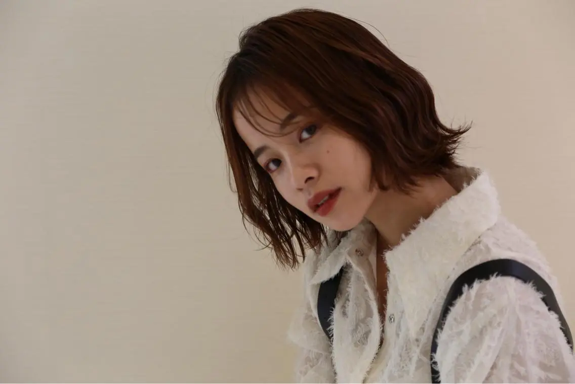 ショート カラー 小顔レイヤー/ ベージュ🤍Rieのヘアスタイル