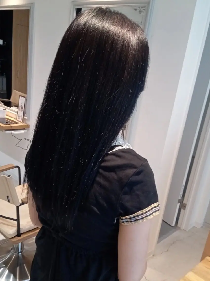 カラー セミロング 黒髪 ブリーチ ブルーカラー ブルーブラック ブリーチなしカラー カット ヘアカラー 佐藤 璃咲のヘアスタイル
