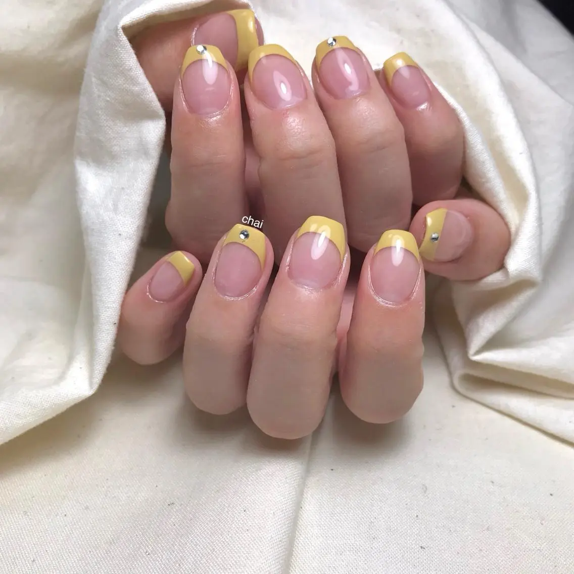 ネイル フレンチネイル ストーンネイル 黄色 ハンドネイル chai nail _ai📍鶴橋/桃谷のネイルデザイン