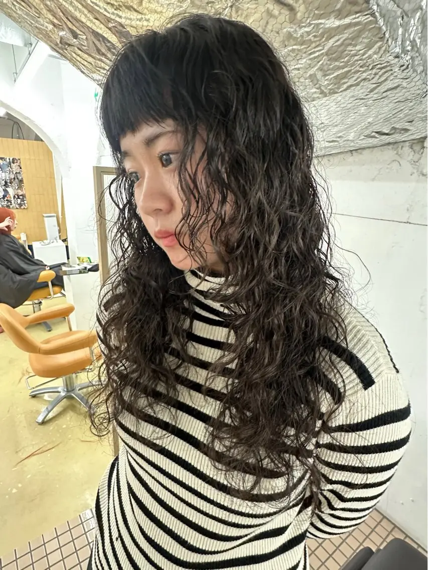 ロング パーマ くせ毛 オン眉 パーマ 村岡 桃果のヘアスタイル