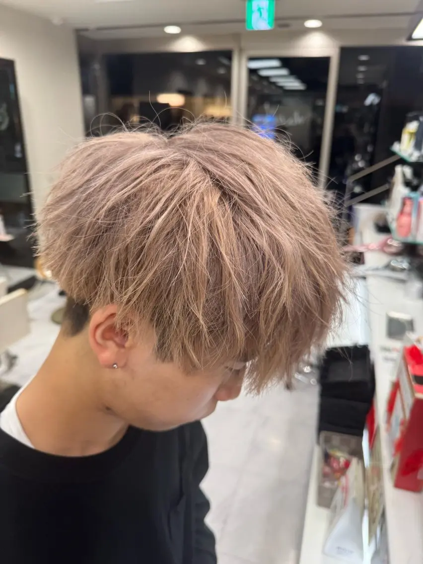 ショート カラー ヘアアレンジ メンズ 切りっぱなしボブ 前下がりボブ メンズブリーチ メンズハイトーン メンズインナーカラー 目黒 碧人のヘアスタイル