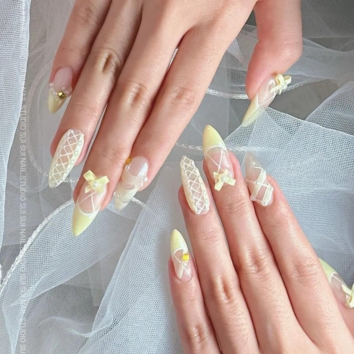 ネイル キラキラネイル 韓国ネイル ロングネイル ワンホンネイル ハンドネイル Josie nail salonのネイルデザイン