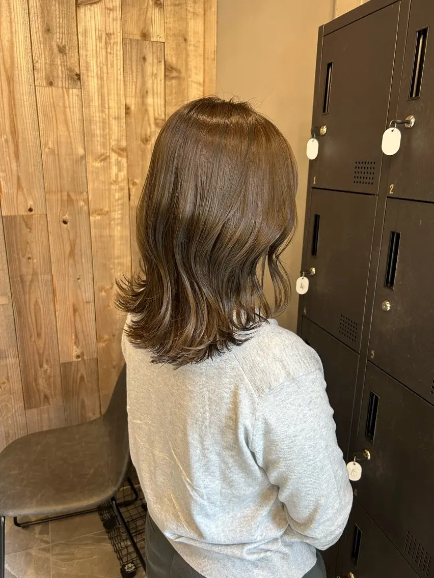 セミロング カラー ベージュカラー オリーブベージュ レイヤーカット カット ヘアカラー トリートメント 艶髪/髪質改善 yukaのヘアスタイル
