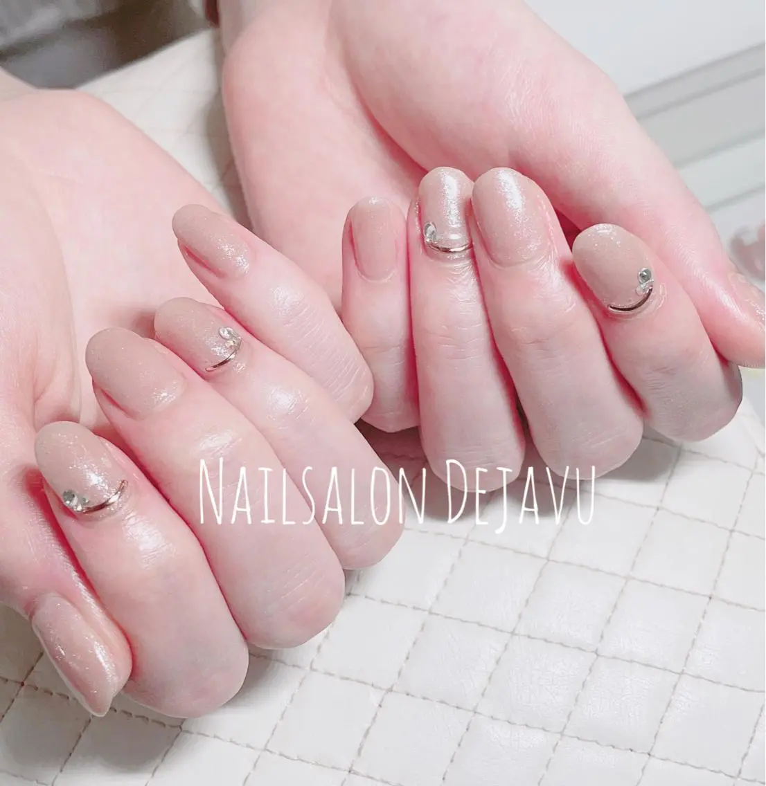 ネイル アートネイル キラキラネイル 春ネイル ストーンネイル ハンドネイル Nail salon Dejavu 🌿のネイルデザイン