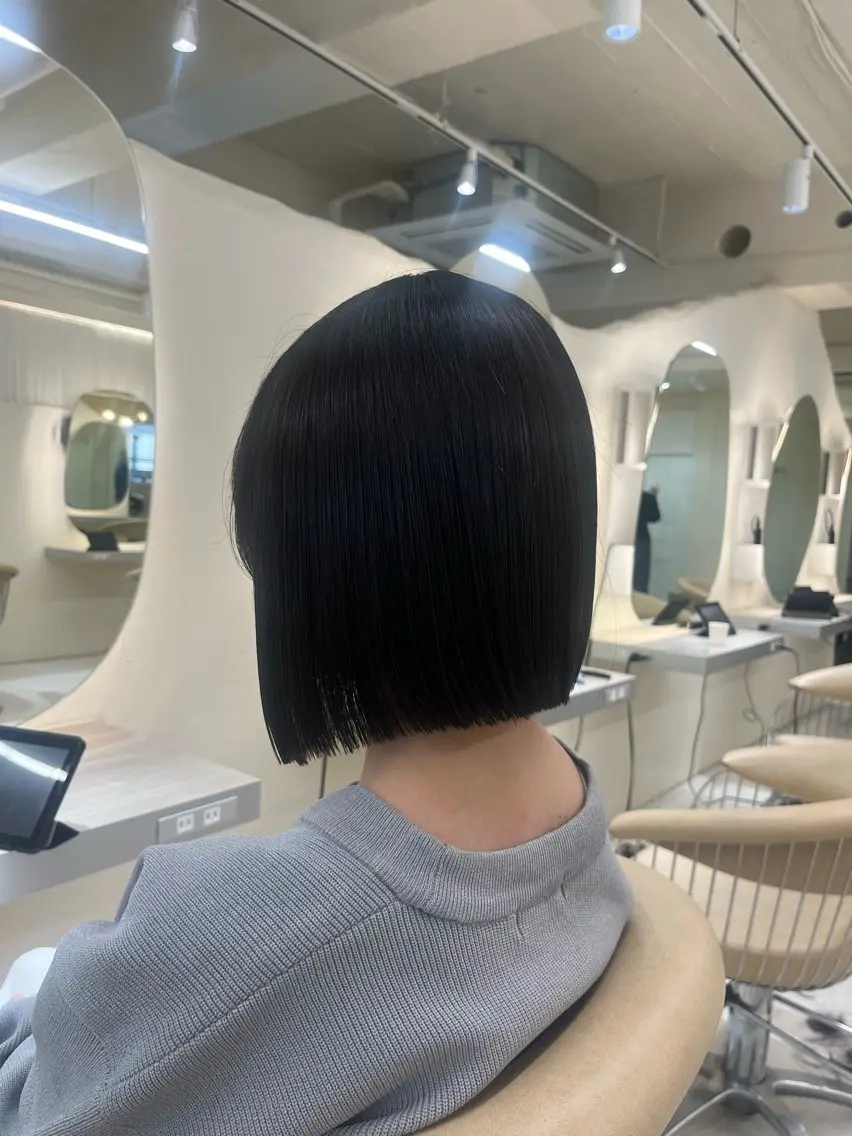 ミディアム ボブ カット トリートメント 切りっぱなしボブ/ 艶カラー/綾莉のヘアスタイル