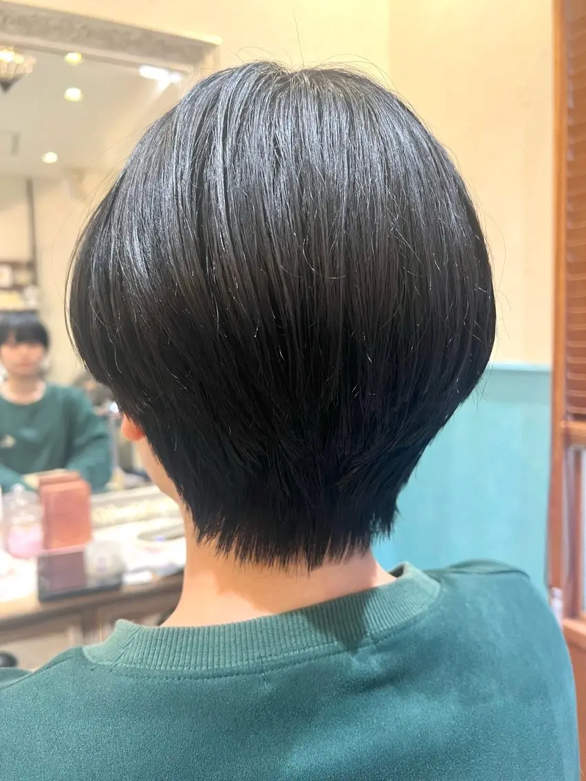 ショート カラー 黒髪 ブルーカラー ブルーブラック 透明感カラー 城 梨音のヘアスタイル