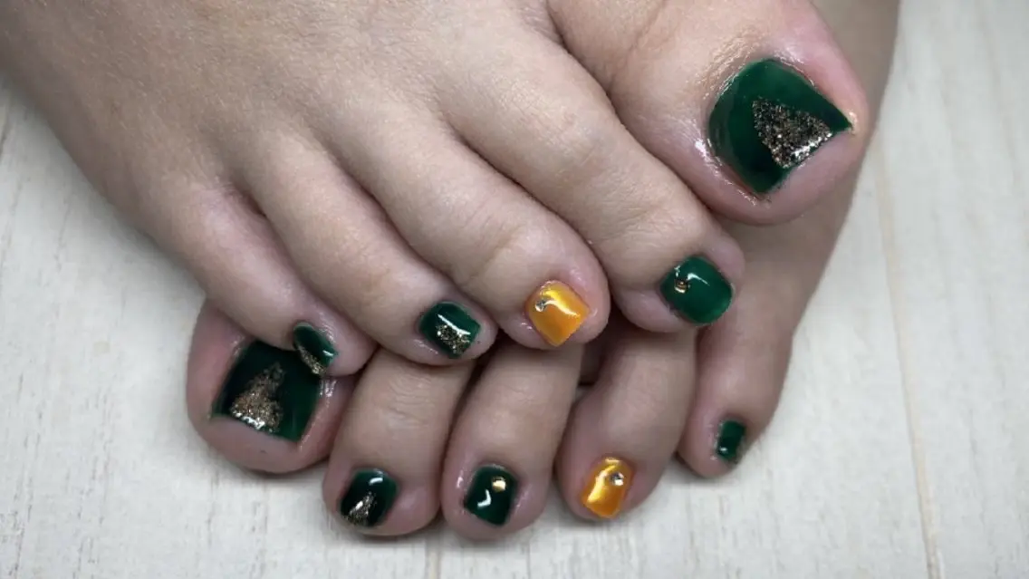 ネイル フットネイル ゴールド グリーン ラメ(グリッター) Nailsalon AMAのネイルデザイン