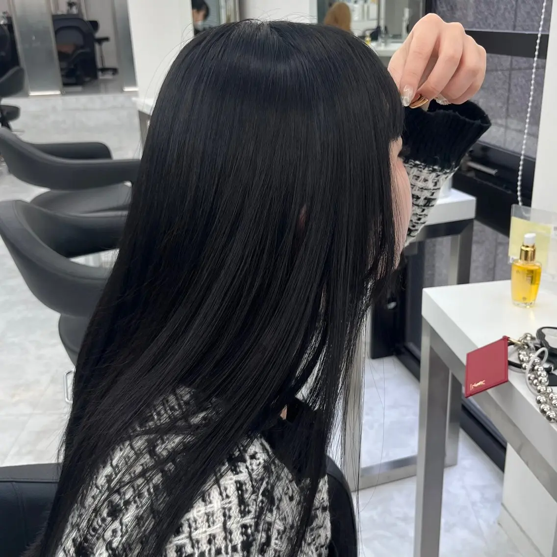ミディアム カラー 黒髪 ブリーチ ブルーカラー ブルーブラック ダークグレー ヘアカラー トリートメント 天神/ケアブリーチ/ 髪質改善/上質艶髪のヘアスタイル