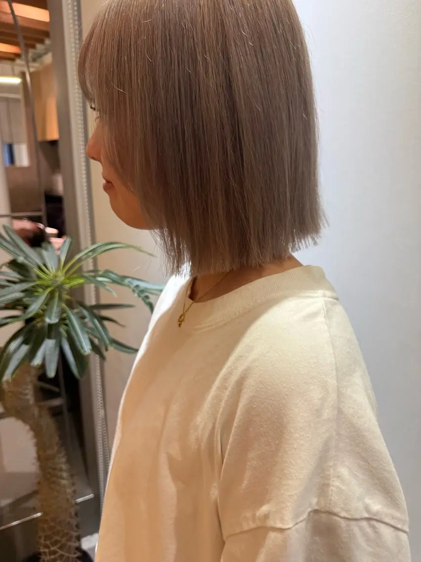 ミディアム カラー ブリーチ シルバー 須藤 優真 切りっぱなしボブのヘアスタイル