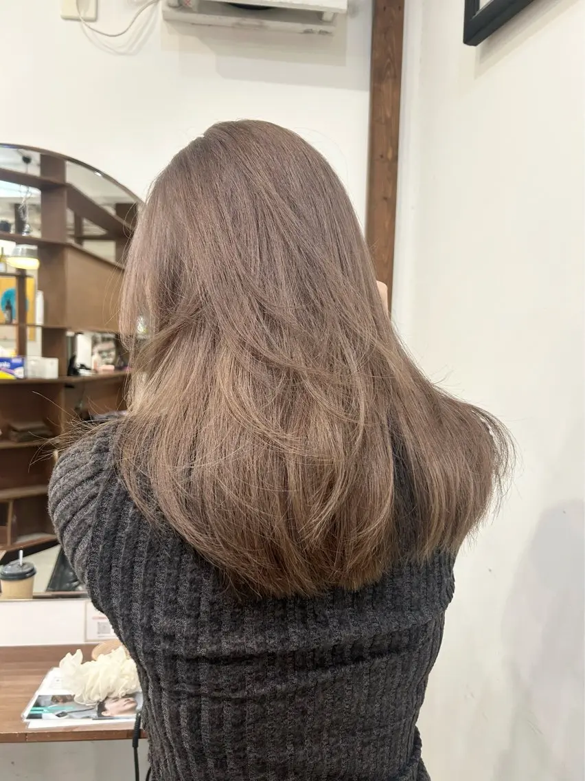 ミディアム カラー グレージュ レイヤーカット 垢抜けヘア🐈🤍 mioのヘアスタイル