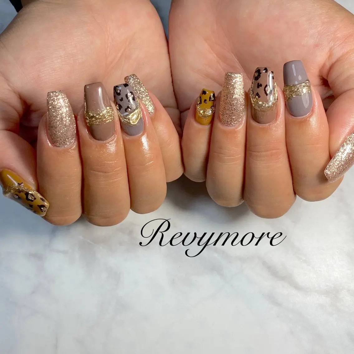ネイル アニマル柄 ブラウン ジェルネイル キラキラネイル 韓国ネイル nail salon Revymoreのネイルデザイン
