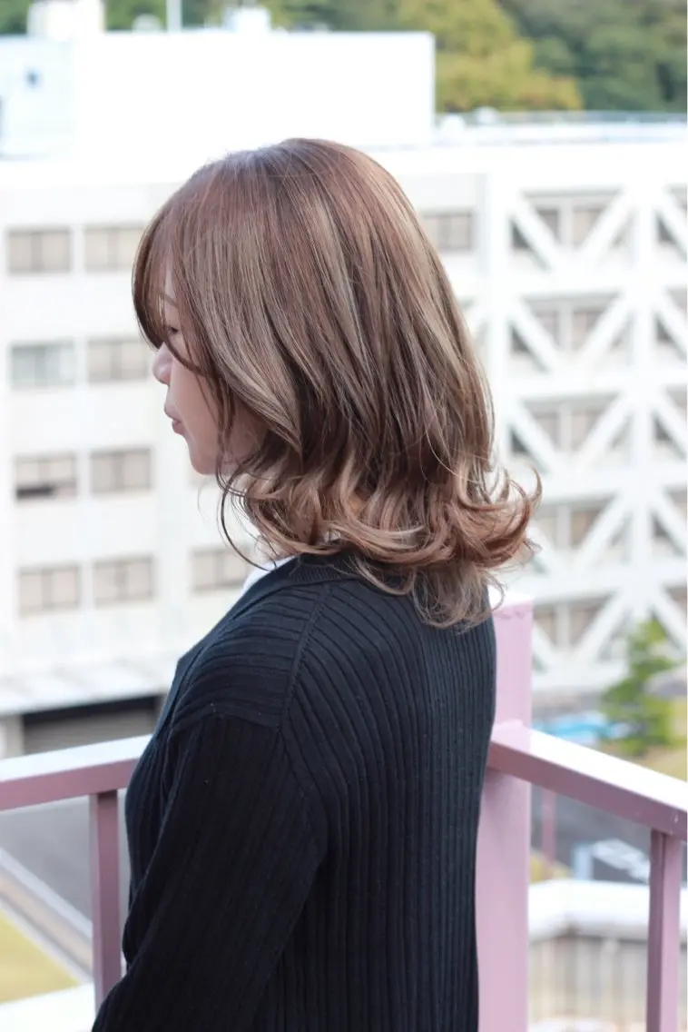 ミディアム カラー グレージュ ハイライトカラー ハイライト ヘアカラー Viage （ビアージュ）のヘアスタイル