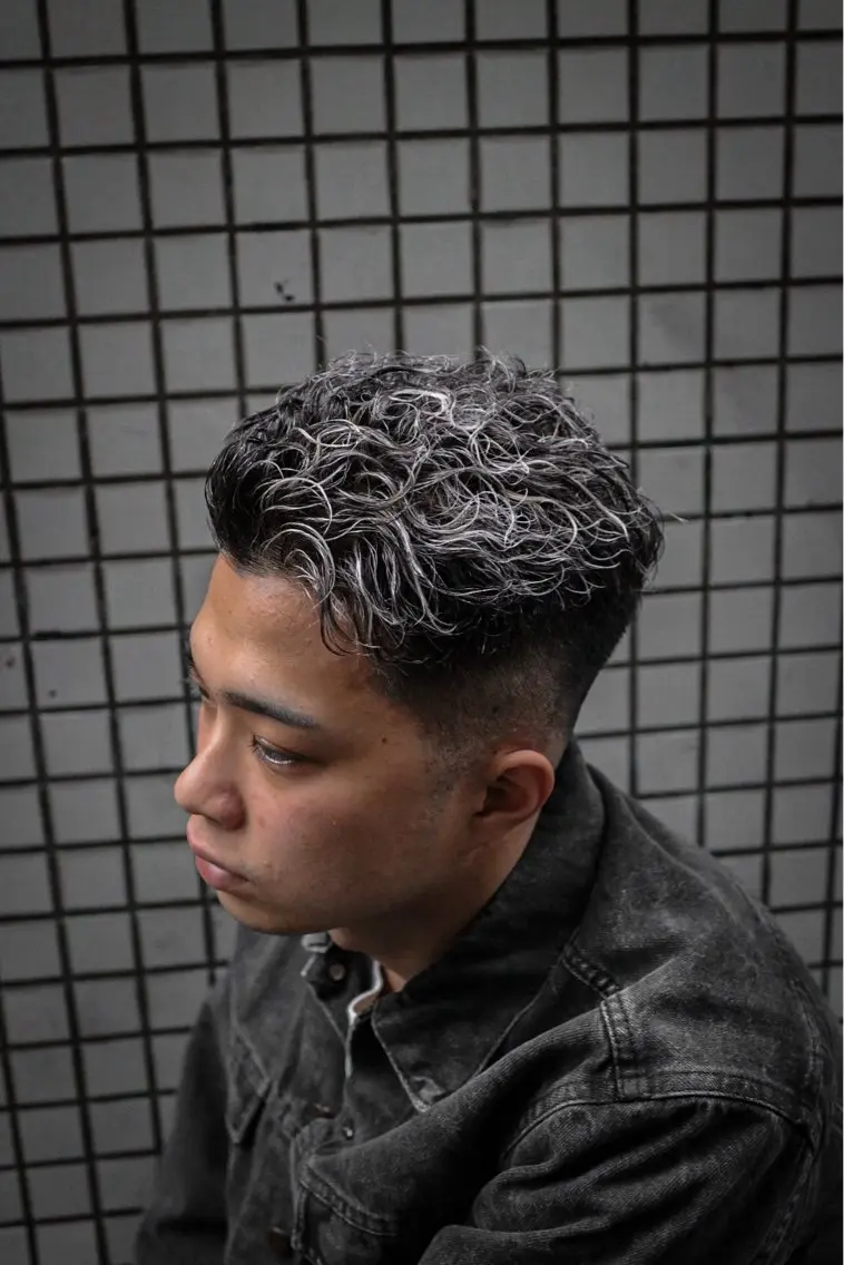 ショート カラー パーマ メンズ メンズブリーチ フェードカット カルマパーマ メンズメッシュ モヒカン 💈men's💈 satoru中目黒のヘアスタイル